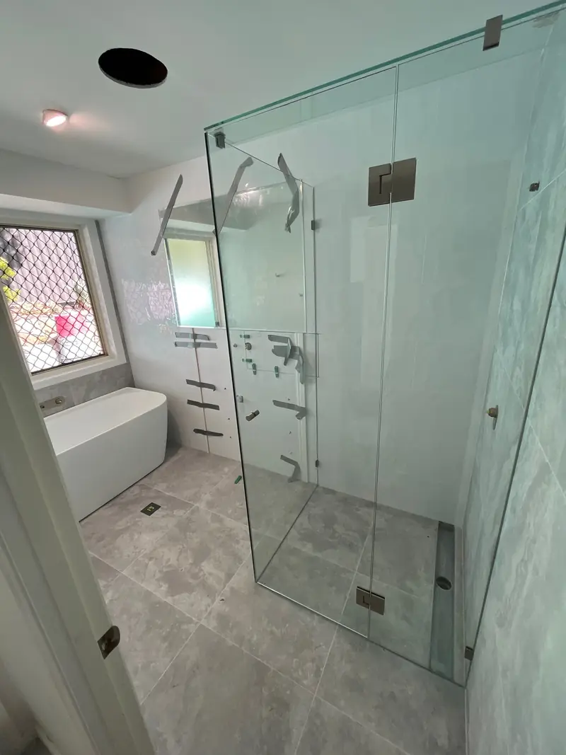 Frameless corner shower screen