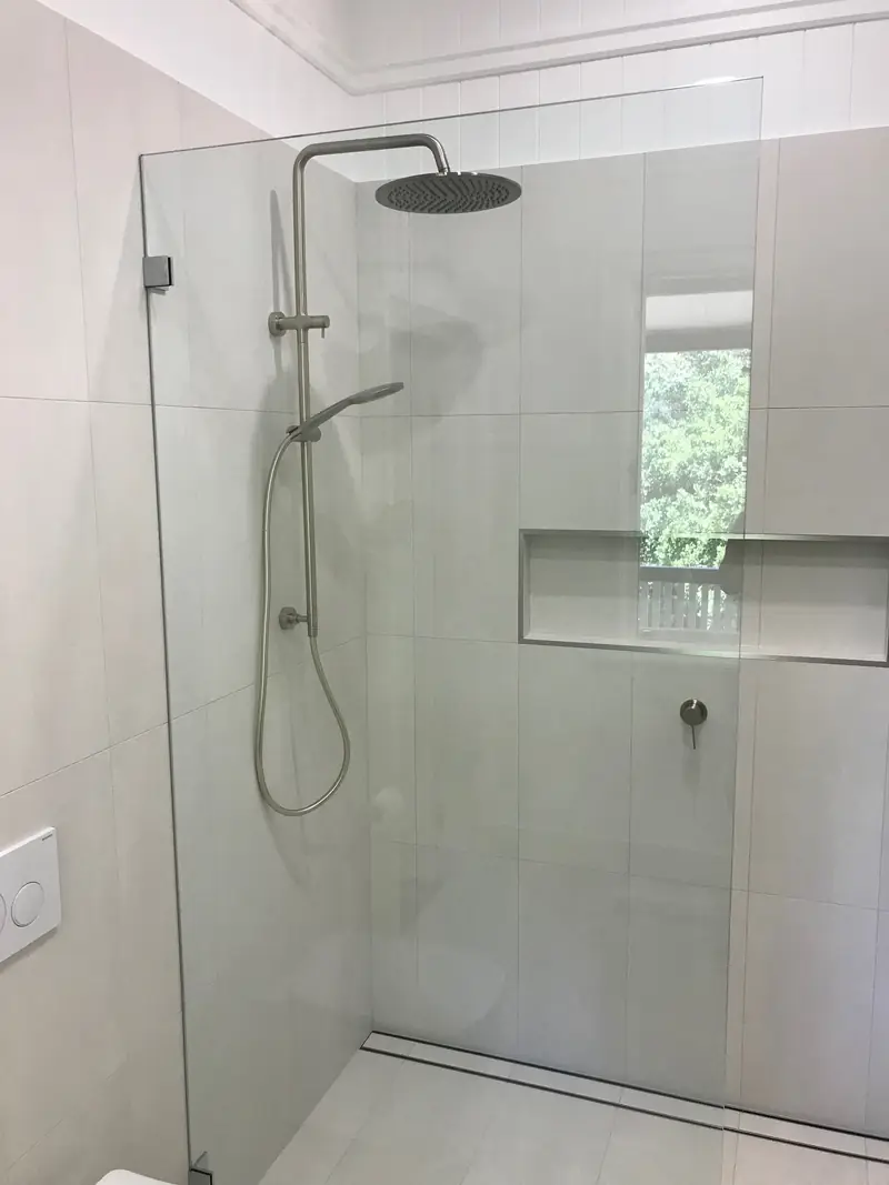 Frameless shower screen with tiled shower niche