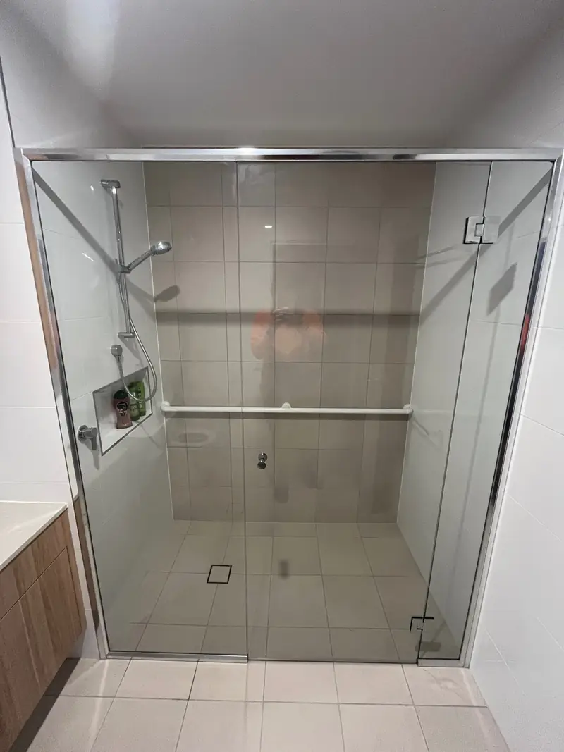 Semi-frameless shower screen
