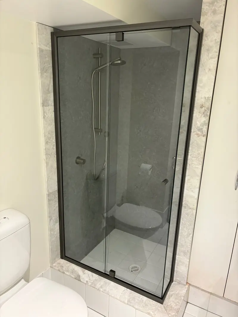 Semi-frameless shower screen with overlap door
